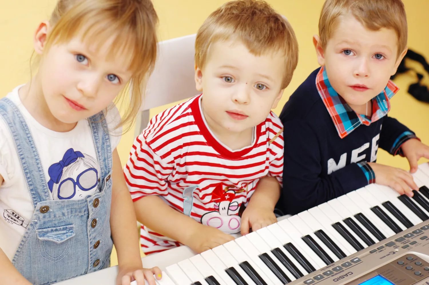 Музыкальное занятие звуки. Дети в детском саду. Дети на музыкальном занятии. Музыкальное занятие в садике. Дети дошкольники.